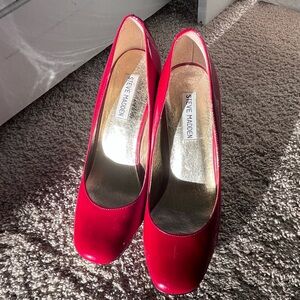 Super bright red patent Leather Heels. Last 3 pics actual color.
Not a blue red.